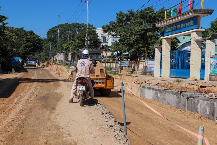 Báo cáo thêm tại buổi kiểm tra, Phó giám đốc Ban Quản lý dự án đầu tư xây dựng các công trình giao thông và nông nghiệp TP Đà Nẵng Nguyễn Tuấn Phong cho hay, đến nay mặt bằng toàn tuyến đã bàn giao được khoảng 22,63/31,48km (đạt 71,94%). Tuy nhiên phạm vi bàn giao chưa liên tục, còn vướng nhiều hạ tầng điện, cáp viễn thông chưa di dời, dẫn đến việc khó khăn trong tổ chức thi công.