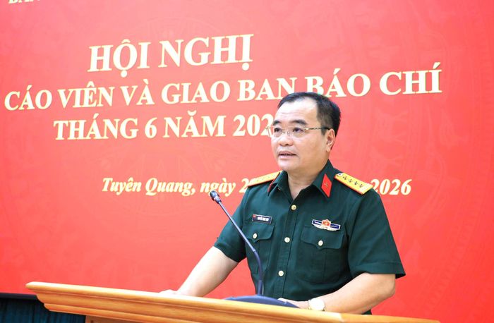 Đại tá Nguyễn Minh Khôi, Phó chính ủy Bộ Chỉ huy Quân sự tỉnh Tuyên Quang thông tin tại hội nghị.