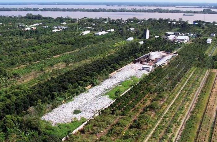 Bãi rác liên xã Thới An Hội, 1 trong 7 bãi rác quá tải có diện tích gần 10.000m², được xây dựng cách đây khoảng 15 năm. Hiện, mỗi ngày tiếp nhận khoảng 20 tấn rác sinh hoạt từ nhiều xã trên địa bàn huyện Kế Sách (cũ).