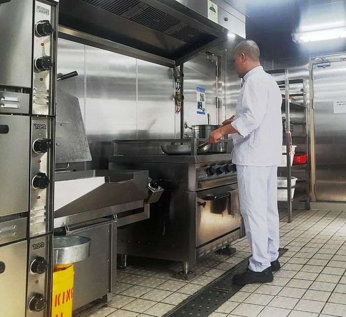 Bếp ở trên tàu biển thường được thiết kế đặc biệt để phù hợp với điều kiện hành trình của tàu biển.