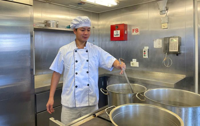 Anh Nguyễn Văn Vân đã có 4 năm làm đầu bếp trên tàu biển.