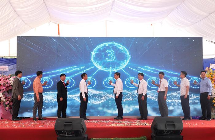 Ngày 20/6, bên lề Hội nghị Công bố Quy hoạch và Xúc tiến đầu tư, Đắk Lắk đã khởi động Dự án đầu tư xây dựng kết cấu hạ tầng Cụm công nghiệp Tân Tiến quy mô 74,92ha, tổng vốn đầu tư hơn 471 tỷ đồng (Ảnh: Ngọc Hùng).