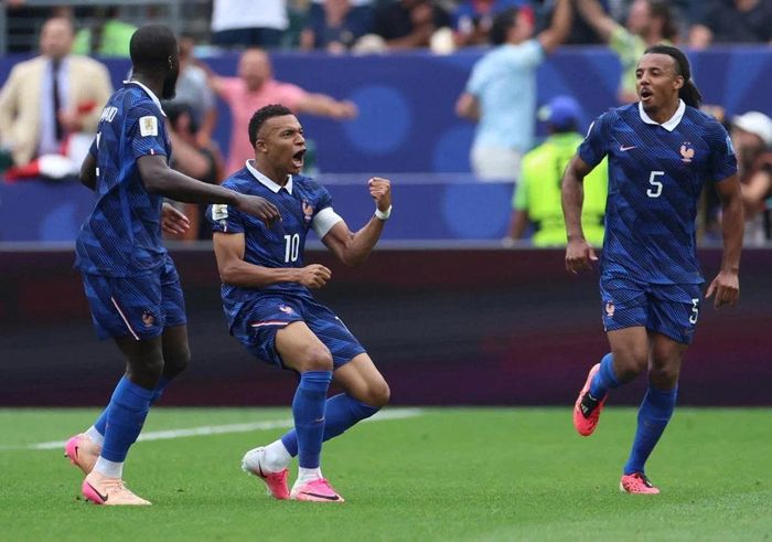 Mbappe bám sát Messi trong cuộc đua Vua phá lưới World Cup 2026.