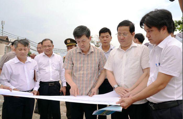 Ông Lê Quang Tùng, Ủy viên Trung ương Đảng, Bí thư Thành ủy Cần Thơ (thứ 3, từ phải sang) kiểm tra tiến độ Dự án nâng cấp, mở rộng quốc lộ 91.
