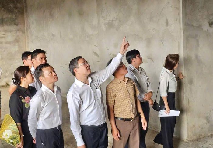 Ông Trương Cảnh Tuyên, Chủ tịch UBND TP Cần Thơ (thứ 4, từ phải sang) kiểm tra tiến độ dự án Bệnh viện Ung bướu.