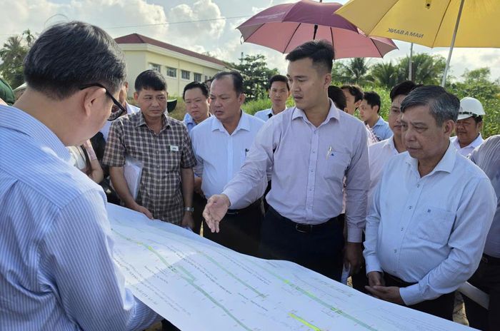 Ông Đồng Văn Thanh, Ủy viên Trung ương Đảng, Phó Bí thư Thường trực Thành ủy Cần Thơ (bìa phải) kiểm tra tiến độ dự án giao thông huyết mạch.