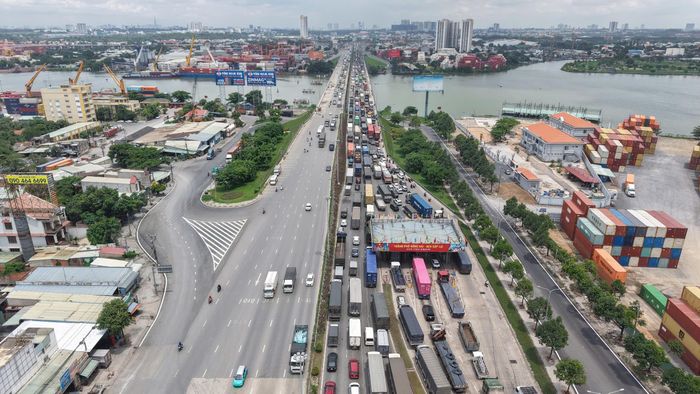 Phương tiện ùn tắc kéo dài từ ngã tư Vũng Tàu về bến xe Miền Đông Mới.