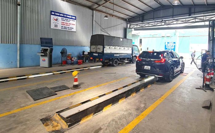 Dù phương tiện được đăng ký dựa trên giấy tạm trú, chủ xe cũng không phải xuất trình lại giấy tạm trú khi thực hiện kiểm định định kỳ (ảnh minh họa).