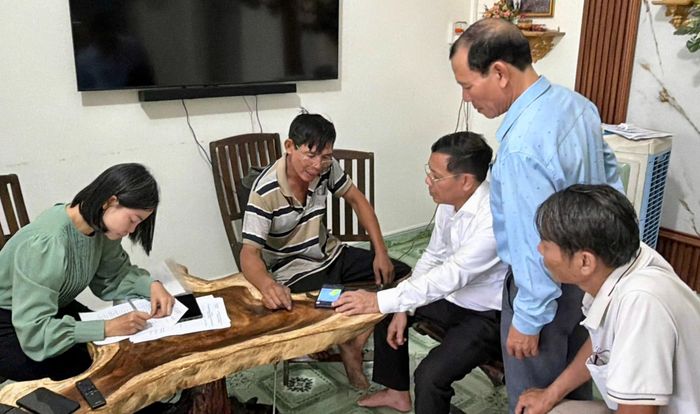 Lãnh đạo, cán bộ xã Phú Lâm đến tận nhà người dân để tuyên truyền vận động GPMB.