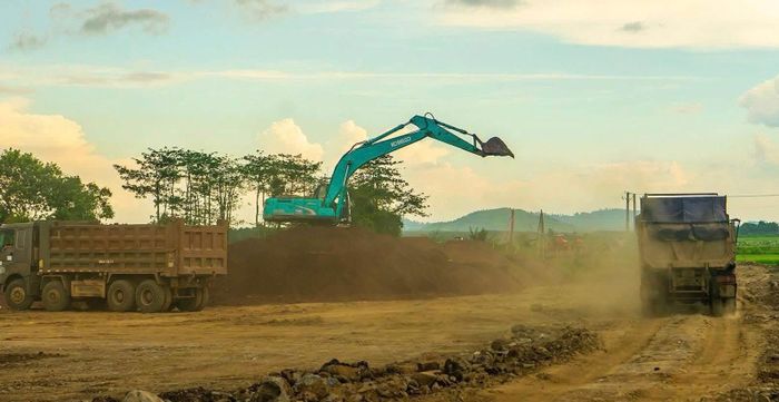 Nhờ có mặt bằng nên nhiều đoạn cao tốc qua xã Phú Hòa đã được thi công. Ảnh: Đinh Hữu Tri