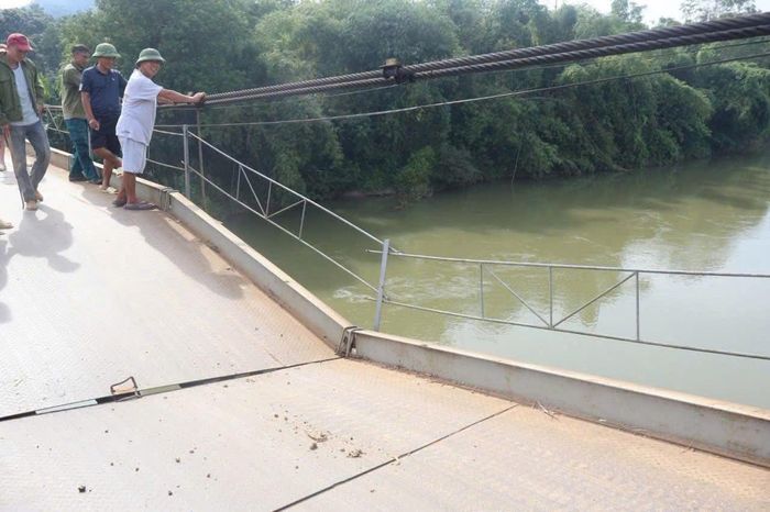 Cầu treo Vĩnh Hảo bị biến dạng.