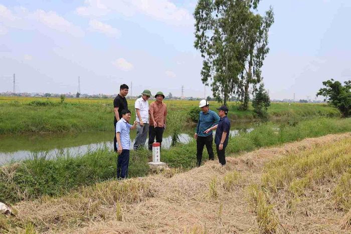 Ban Quản lý dự án Đường sắt (Bộ Xây dựng) bàn giao mốc cọc giải phóng mặt bằng Dự án đường sắt Lào Cai - Hà Nội - Hải Phòng cho UBND xã Gia Phúc, TP Hải Phòng. 