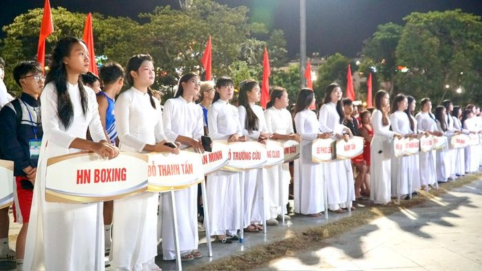 Gần 250 vận động viên đến từ 19 đơn vị, 28 câu lạc bộ và võ đường trên địa bàn tỉnh tham dự Đại hội Thể dục thể thao môn Boxing.