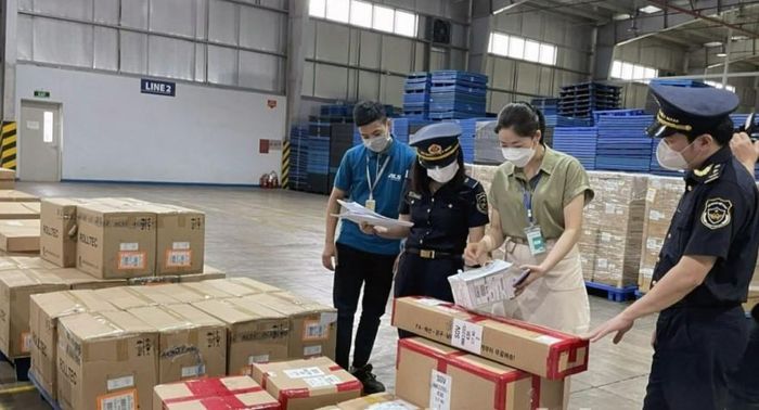 Hải quan đôn đốc triển khai loạt nghị định mới về xử phạt vi phạm hành chính. Ảnh: CTV