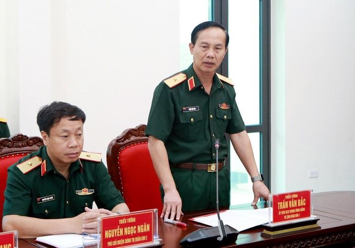 Thiếu tướng Trần Văn Bắc ( đứng) - Ủy viên Ban Chấp hành Trung ương Đảng, Tư lệnh Quân khu 2 phát biểu chỉ đạo tại hội nghị. Nguồn: Phutho.gov.vn 