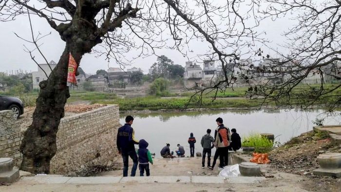 Bến sông Hoạt đang được xây dựng lại bằng kết cấu vật liệu bền vững, phục vụ sinh hoạt hàng ngày của dân làng