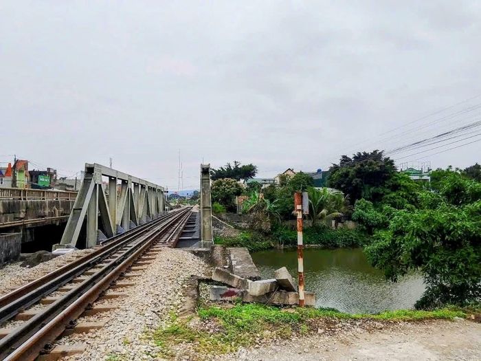 Cầu Cừ, cây cầu sắt bắc qua sông Hoạt Giang, đầu làng Đoài Thôn, nối liền tuyến giao thông huyết mạch Bắc-Nam