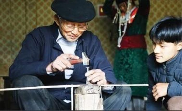 Từ đôi bàn tay của các nghệ nhân, nghề chạm bạc truyền thống đang được trao truyền cho thế hệ trẻ, góp phần gìn giữ di sản và phát huy nguồn lực văn hóa trong phát triển bền vững. Ảnh: Laocai.gov.vn.