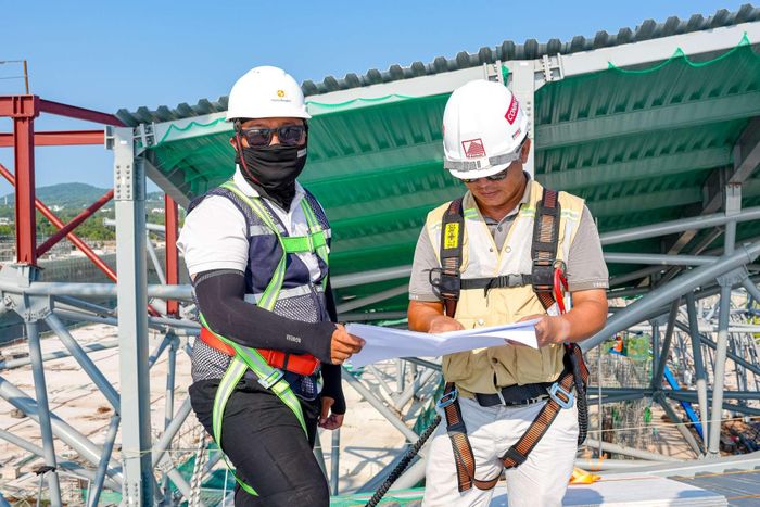 Nắng gió không cản được bước chân người thợ trên các dự án APEC.