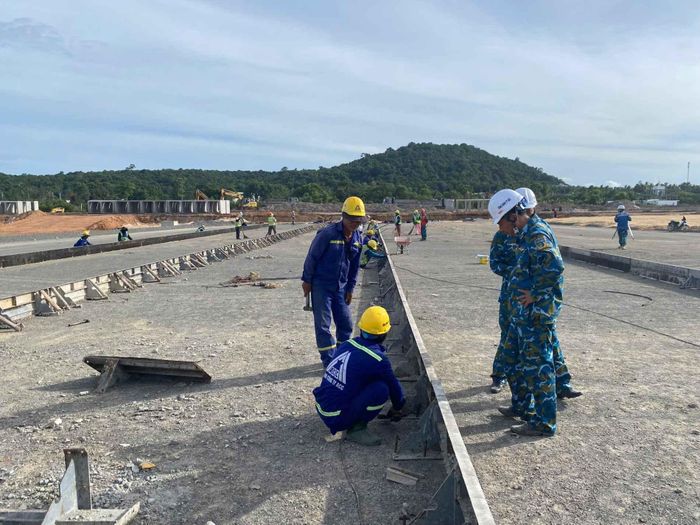 Bất chấp thời tiết khắc nghiệt, hàng trăm kỹ sư, công nhân đang tăng tốc thi công dự án mở rộng sân bay Phú Quốc phục vụ APEC 2027.