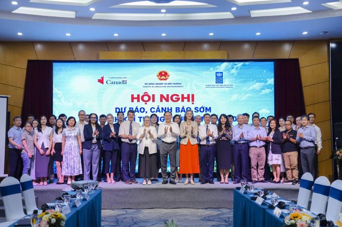 Lãnh đạo Bộ Nông nghiệp và Môi trường, Cục Khí tượng Thủy văn cùng các chuyên gia trong nước và quốc tế chụp ảnh lưu niệm tại Hội nghị.