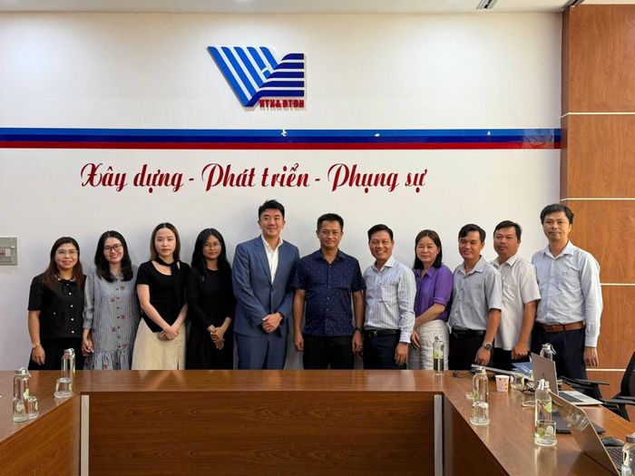 Ông Mathew Ng, đại diện nhà đầu tư (thứ năm từ trái sang) làm việc với Đại học Quốc gia TP.HCM về triển khai thí điểm dự án xe đạp công cộng. Ảnh: nhà đầu tư cung cấp.