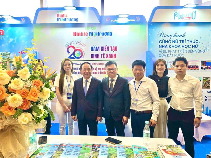 Ủy viên Bộ Chính trị, Bí thư Trung ương Đảng, Trưởng Ban Tuyên giáo và Dân vận Trung ương Trịnh Văn Quyết (thứ 2 từ trái sang) và ông Lê Quốc Minh, Ủy viên Trung ương Đảng, Tổng biên tập Báo Nhân Dân, Phó trưởng Ban Tuyên giáo và Dân vận Trung ương, Chủ tịch Hội Nhà báo Việt Nam tham quan gian trưng bày của Chi hội Nhà báo Tạp chí Kinh tế Môi trường tại Hội Báo toàn quốc 2026 tại Hải Phòng.