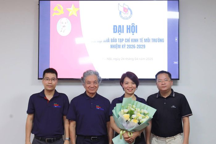 PGS.TS Trương Mạnh Tiến (thứ 2 từ trái qua) tặng hoa chúc mừng Ban Thư ký Chi hội Nhà báo Tạp chí Kinh tế Môi trường.