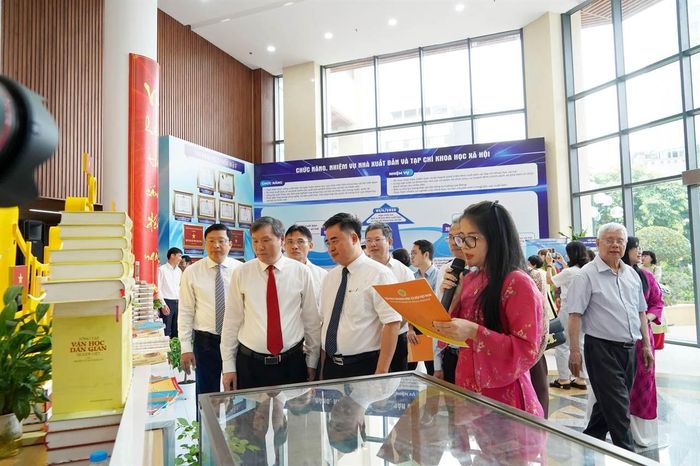Các đại biểu tham quan trưng bày. Ảnh: Viện Hàn lâm Khoa học xã hội Việt Nam