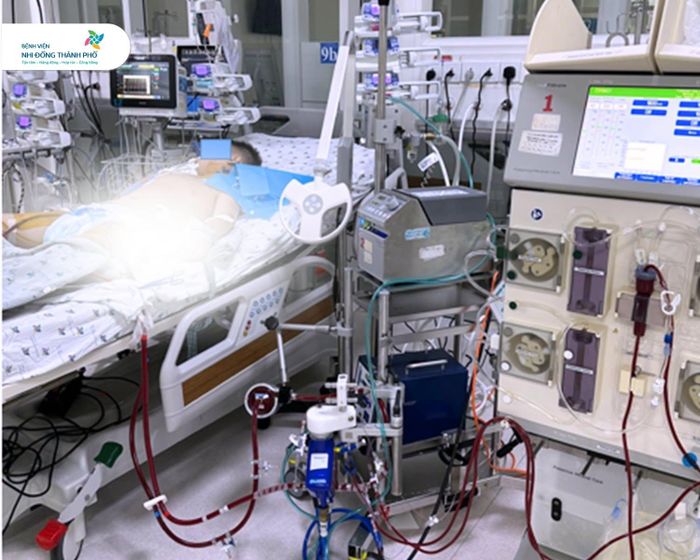 Bệnh nhi được điều trị tích cực bằng ECMO. Ảnh: BVCC