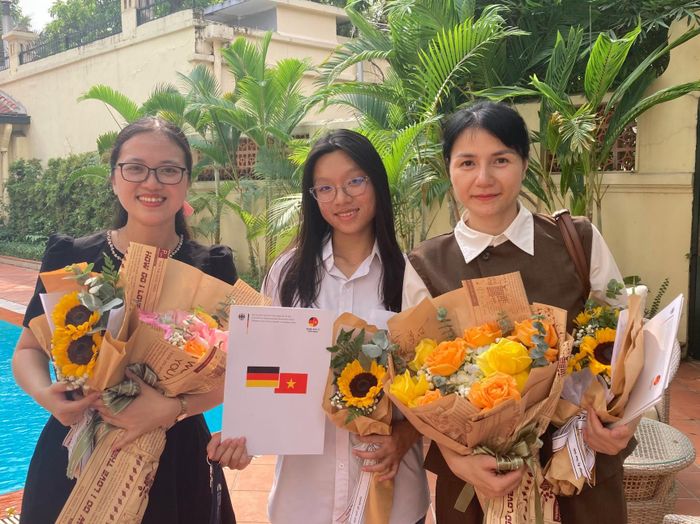 Hạnh Dung là một trong hai học sinh ở Hà Nội giành suất học bổng toàn phần hiếm ở bậc cử nhân của Chính phủ Đức. Ảnh: NVCC