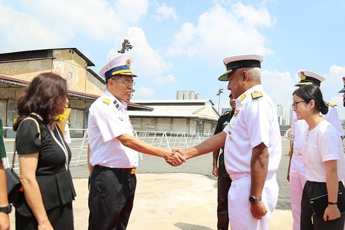 Đại tá Phạm Tiến Dũng, Phó Tham mưu trưởng Bộ Tư lệnh Vùng 2 Hải quân (bên trái) đón tiếp Chuẩn Đô đốc Alok Ananda, Tư lệnh Hạm đội miền Đông, Hải quân Ấn Độ