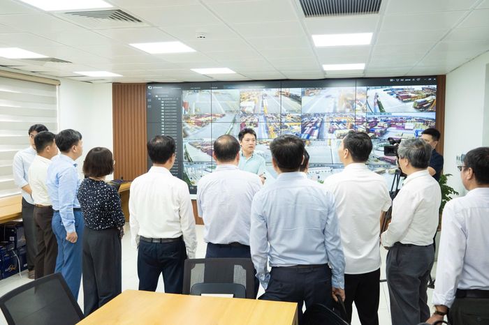 Đoàn công tác khảo sát Phòng điều hành bến số 3, số 4 của công ty Cảng Hải Phòng tại Lạch Huyện