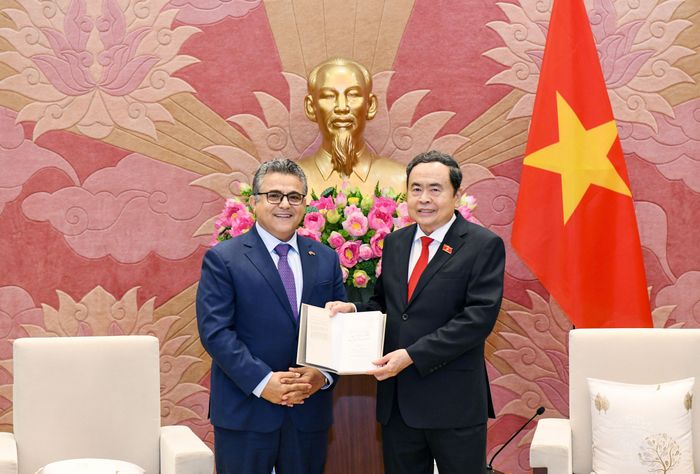 Đại sứ Nhà nước Palestine tại Việt Nam Saadi Salama tặng sách Chủ tịch Quốc hội Trần Thanh Mẫn