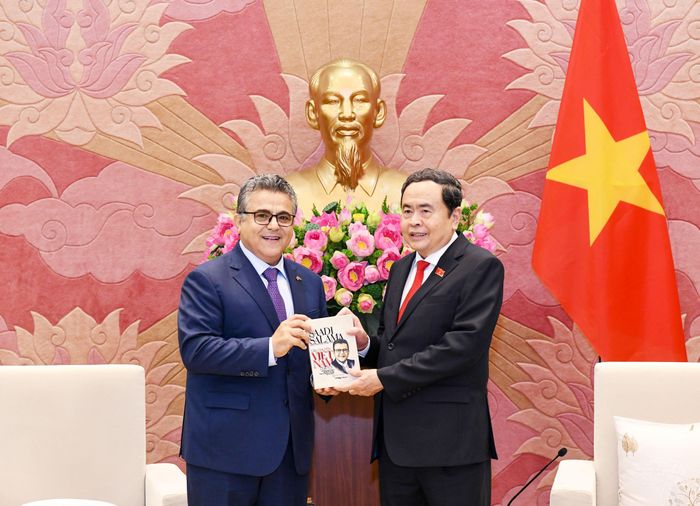 Đại sứ Nhà nước Palestine tại Việt Nam Saadi Salama tặng sách Chủ tịch Quốc hội Trần Thanh Mẫn