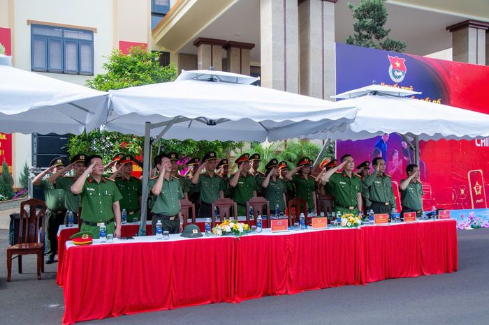 Các đại biểu thực hiện nghi thức chào cờ