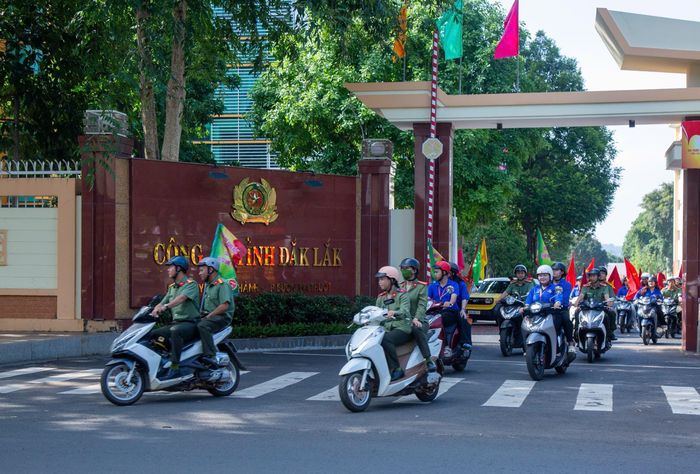 Ngay sau lễ phát động, các lực lượng tham gia diễu hành hưởng ứng “Chiến dịch Mùa hè số cùng VNeID” năm 2026