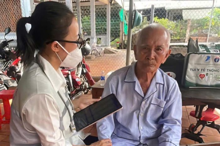 Đội "Bác sĩ gia đình" xã Bắc Tân Uyên thăm khám cho một người dân cao tuổi tại nhà