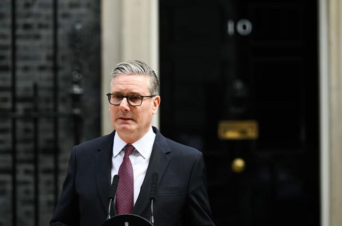 Ông Keir Starmer tuyên bố từ chức lãnh đạo Công đảng và Thủ tướng Anh bên ngoài Phủ Thủ tướng tại số 10 phố Downing, ngày 22/6. Ảnh: Bloomberg