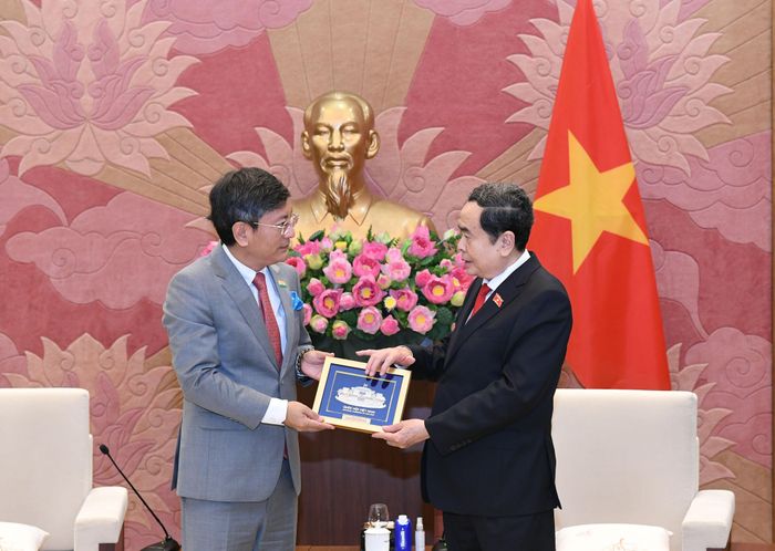 Chủ tịch Quốc hội Trần Thanh Mẫn trao quà tặng Đại sứ đặc mệnh toàn quyền Ấn Độ tại Việt Nam Tshering W. Sherpa