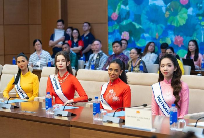 Các thí sinh Cuộc thi Hoa hậu Văn hóa Thế giới tham dự cuộc gặp. Ảnh: Phạm Thắng