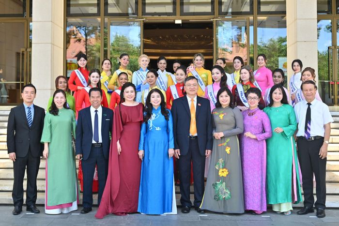 Lãnh đạo Văn phòng Quốc hội và các cơ quan của Quốc hội chụp ảnh lưu niệm với các thí sinh. Ảnh: Quang Khánh