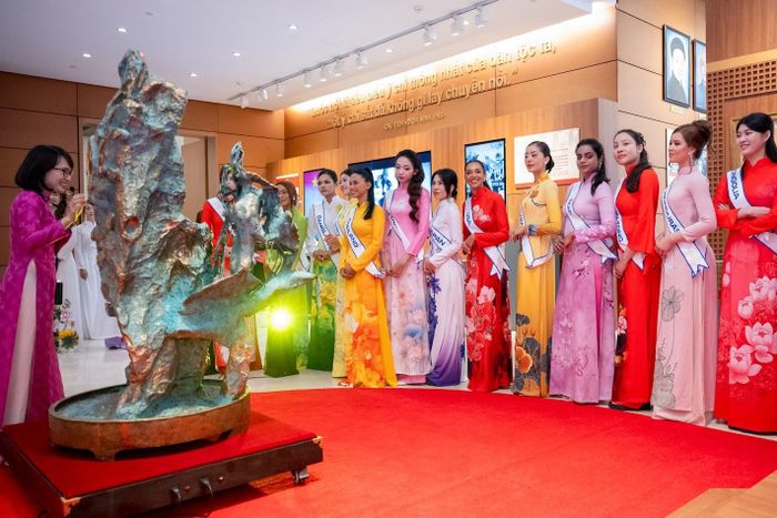Các thí sinh Cuộc thi Hoa hậu Văn hóa Thế giới tham quan Bảo tàng Quốc hội Việt Nam. Ảnh: Phạm Thắng