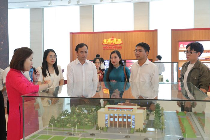 Các đại biểu tham quan Nhà Quốc hội