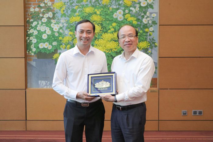 Chủ nhiệm Ủy ban Pháp luật và Tư pháp Phan Chí Hiếu tặng quà lưu niệm cho Đoàn