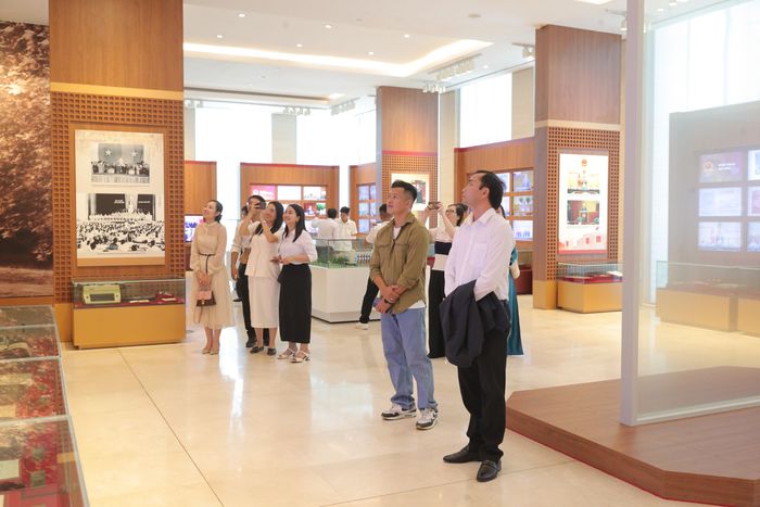 Các đại biểu tham quan Nhà Quốc hội