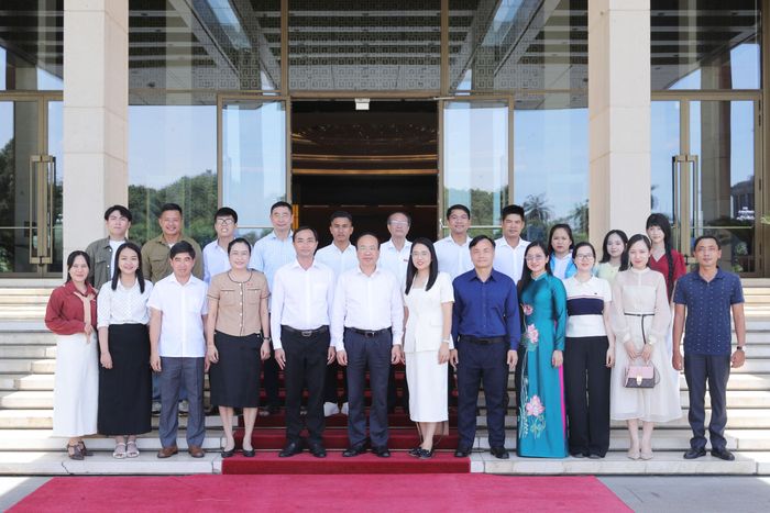 Các đại biểu chụp ảnh lưu niệm