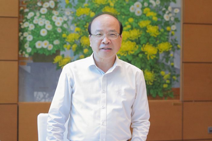 Chủ nhiệm Ủy ban Pháp luật và Tư pháp Phan Chí Hiếu phát biểu