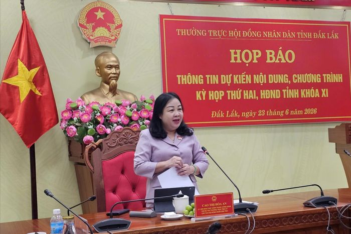 Phó Bí thư Thường trực Tỉnh ủy, Chủ tịch HĐND tỉnh Đắk Lắk Cao Thị Hòa An phát biểu tại buổi họp báo