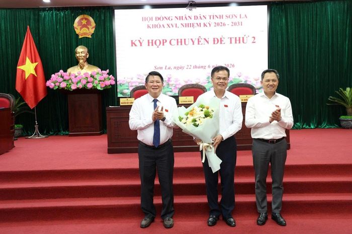 Lãnh đạo tỉnh tặng hoa chúc mừng ông Đỗ Văn Trụ được bầu giữ chức Ủy viên UBND tỉnh khóa XVI, nhiệm kỳ 2026 - 2031